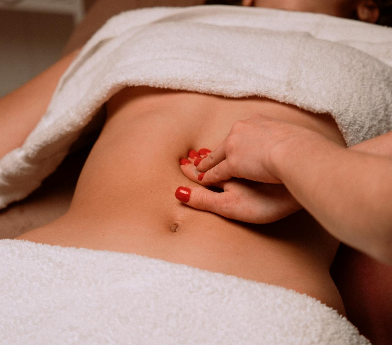 Óleos e ambiente preparados para massagem corporal estética em Belo Horizonte