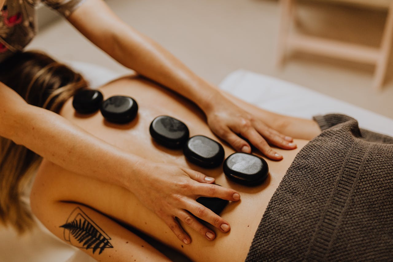 Massagem com pedras quentes para relaxamento profundo